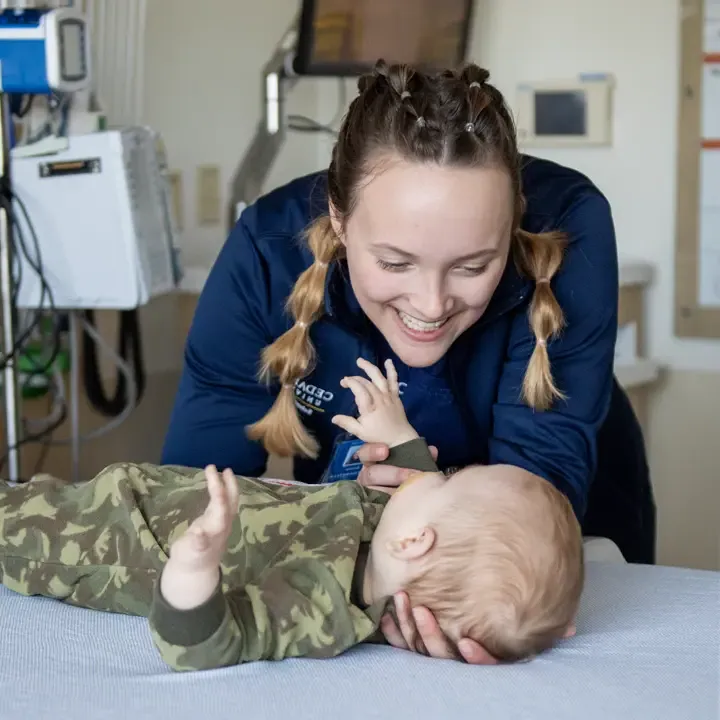 护理 学生 caring for an infant.